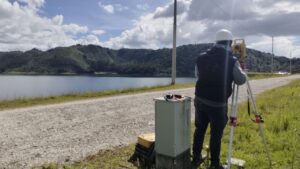 Chequeo de la presa y el dique del embalse de Tominé.